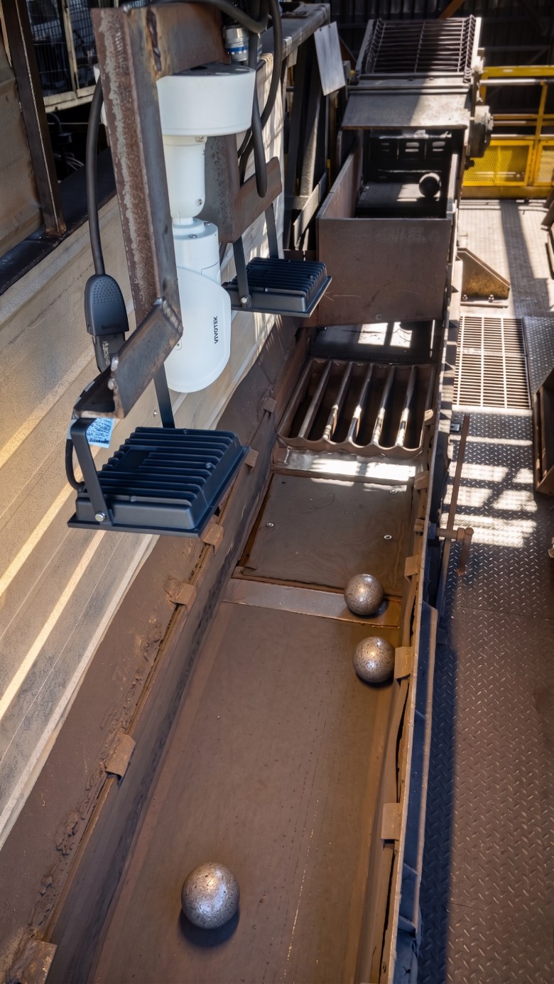 Cámara industrial montada sobre el chute de alimentación de bolas